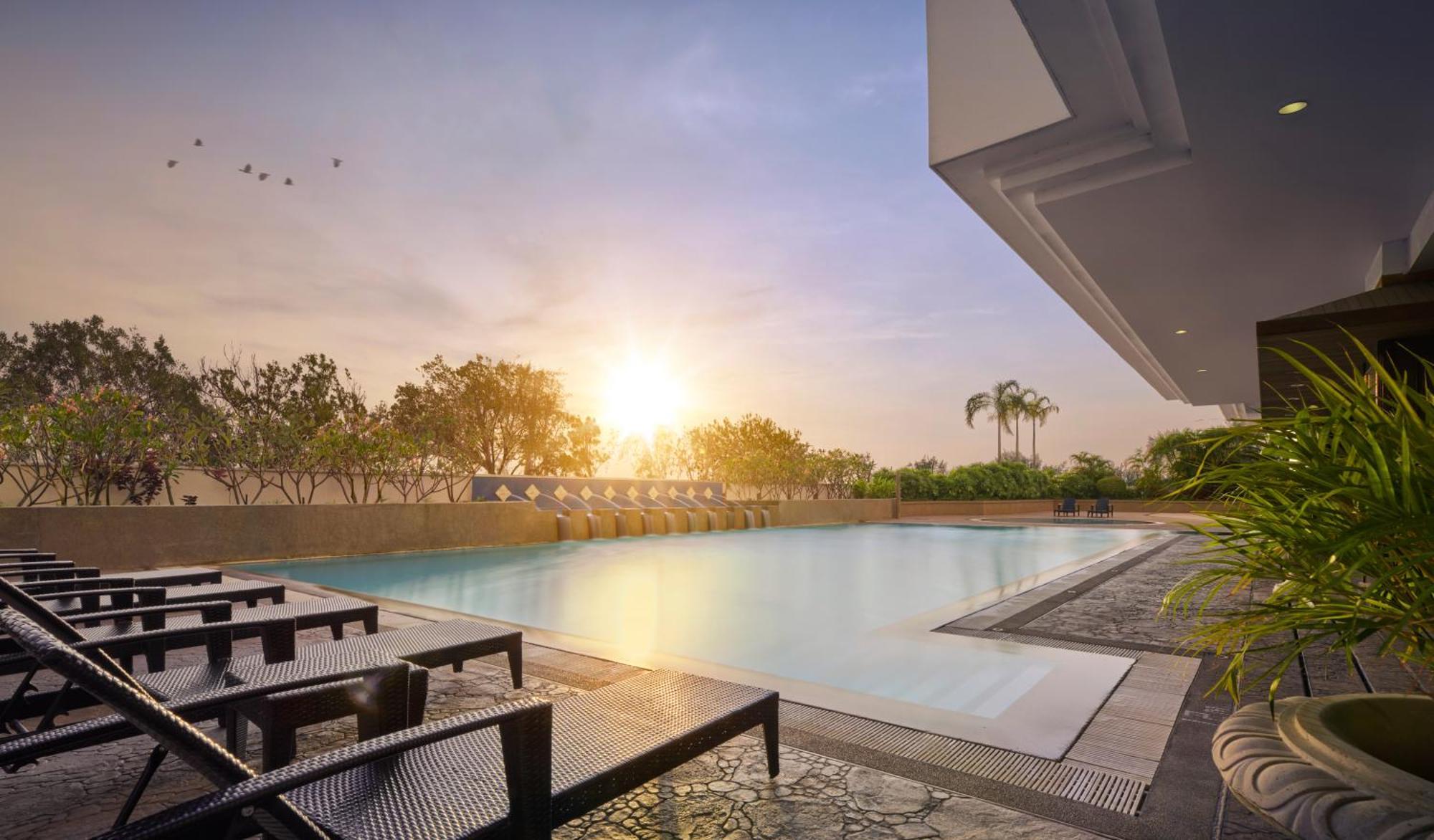 Gurney Bay Hotel, A Parkroyal Partner Hotel George Town Eksteriør bilde The swimming pool at the clubhouse